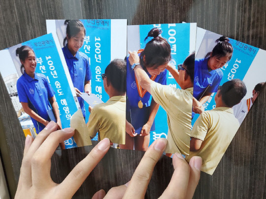 국가대표와 청소년 대표로 뛴 23세의 트라이애슬론(철인3종경기) 선수 고(故) 최숙현 씨가 2013년 전국 해양스포츠제전에 참가해 금메달을 목에 거는 모습.  [고 최숙현 선수 유족 제공]